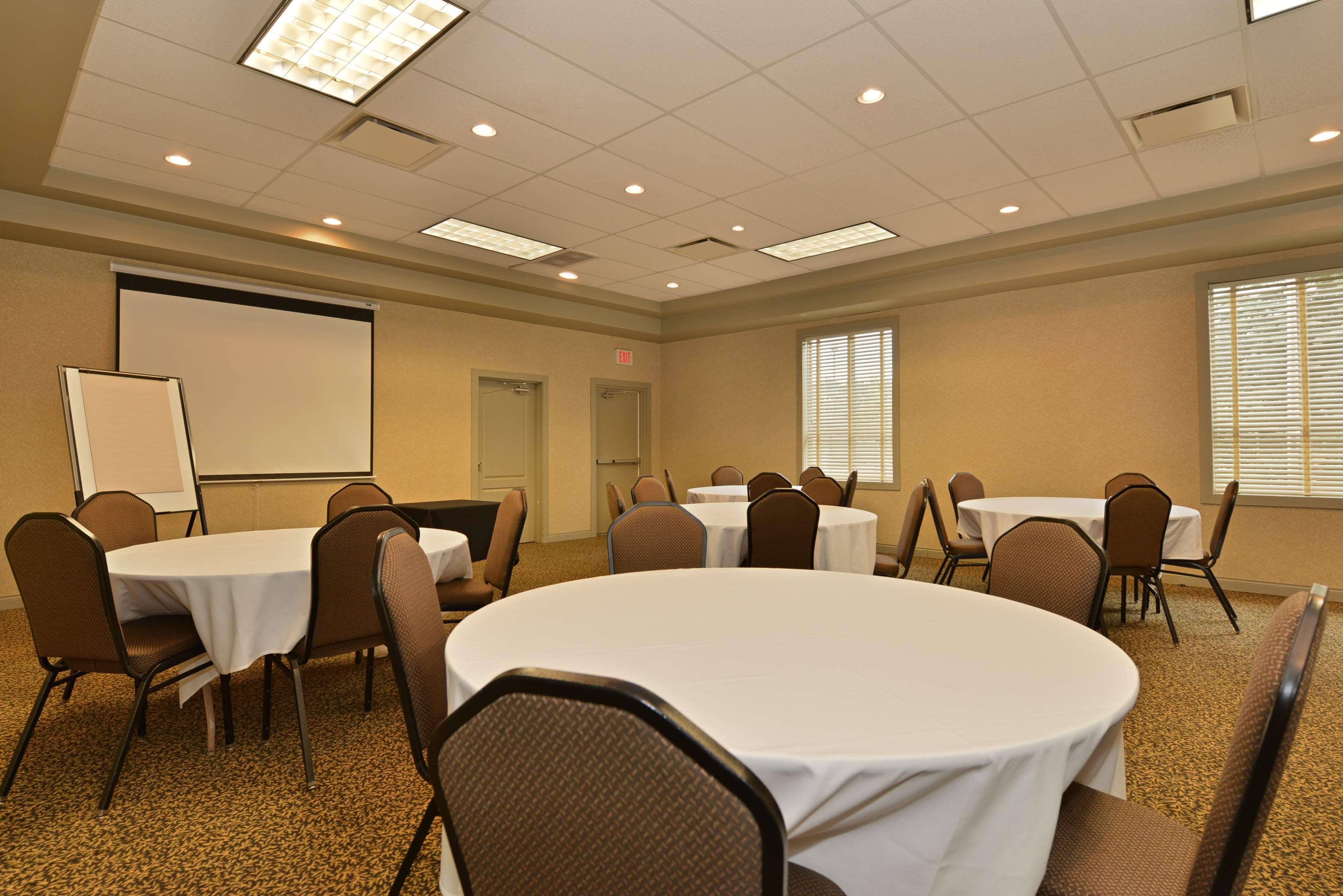 Prestige Harbourfront Resort, Worldhotels Luxury Salmon Arm Exterior photo