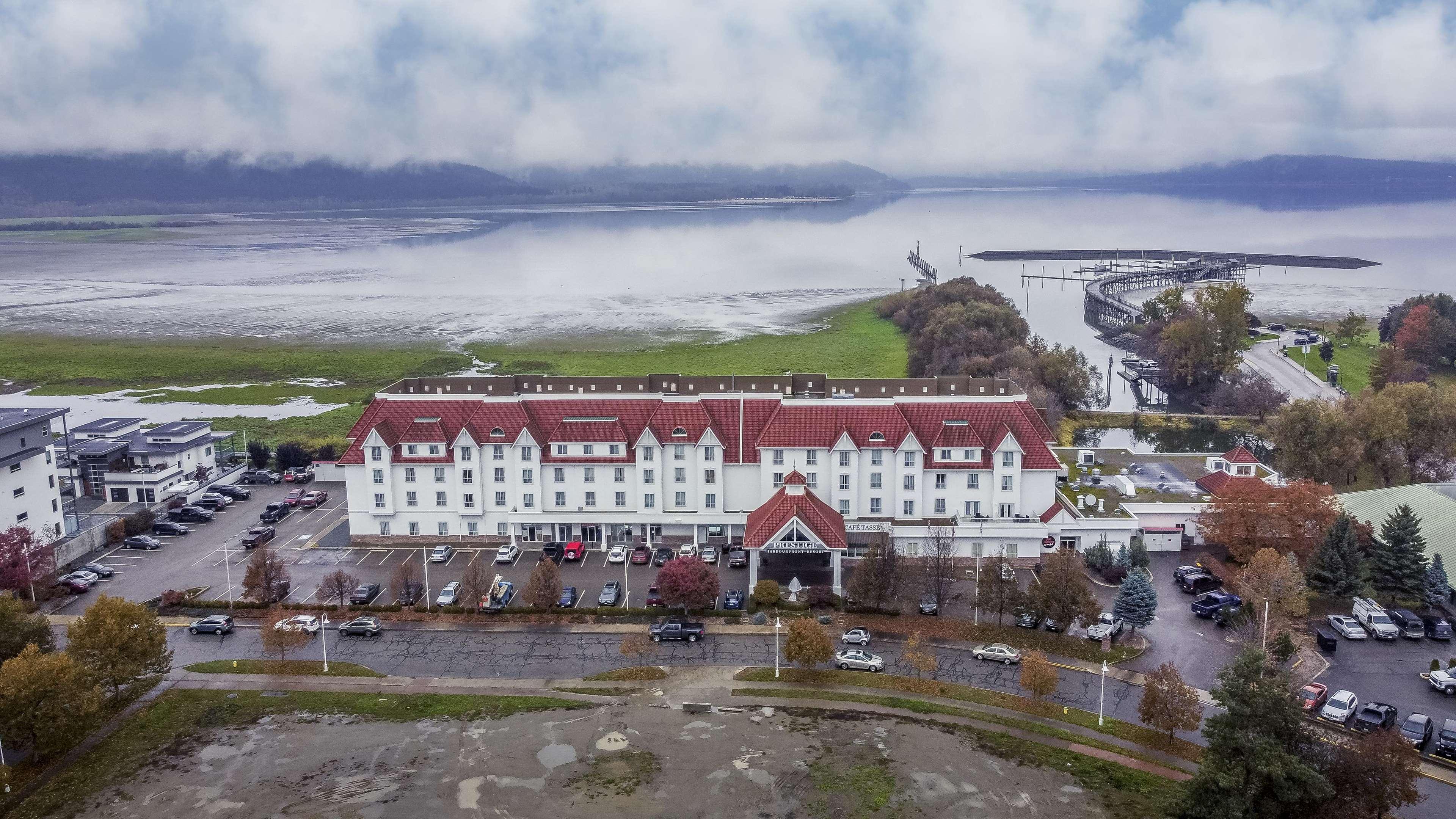 Prestige Harbourfront Resort, Worldhotels Luxury Salmon Arm Exterior photo