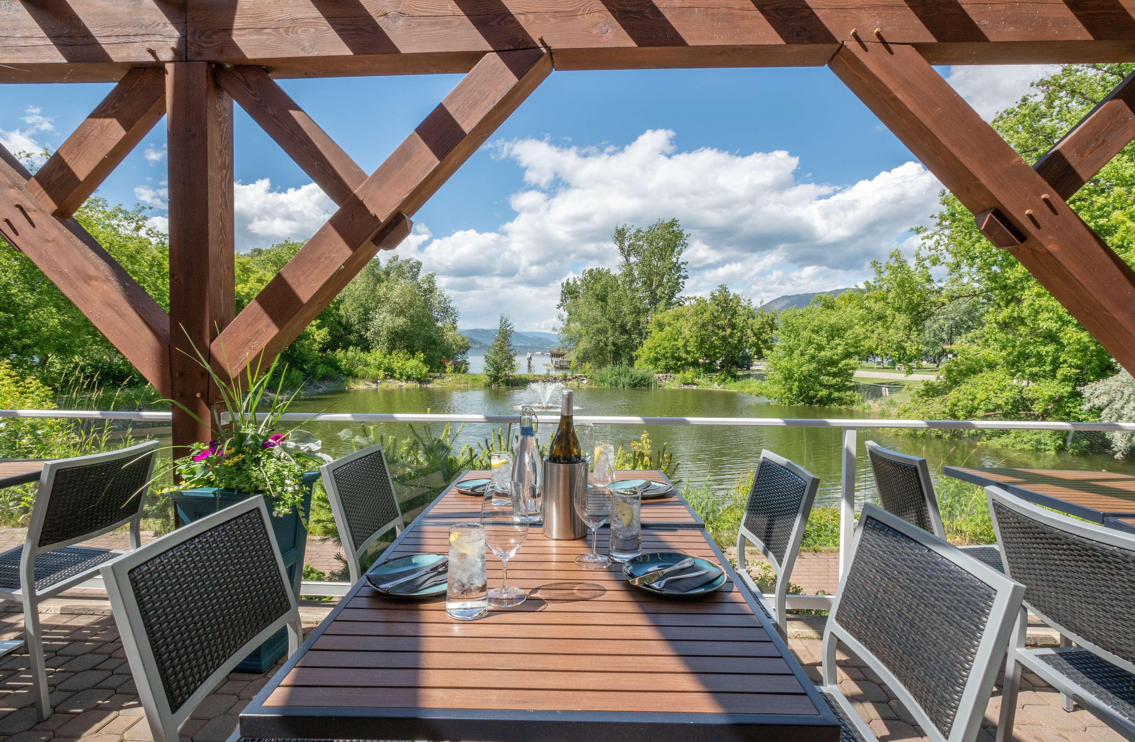 Prestige Harbourfront Resort, Worldhotels Luxury Salmon Arm Exterior photo