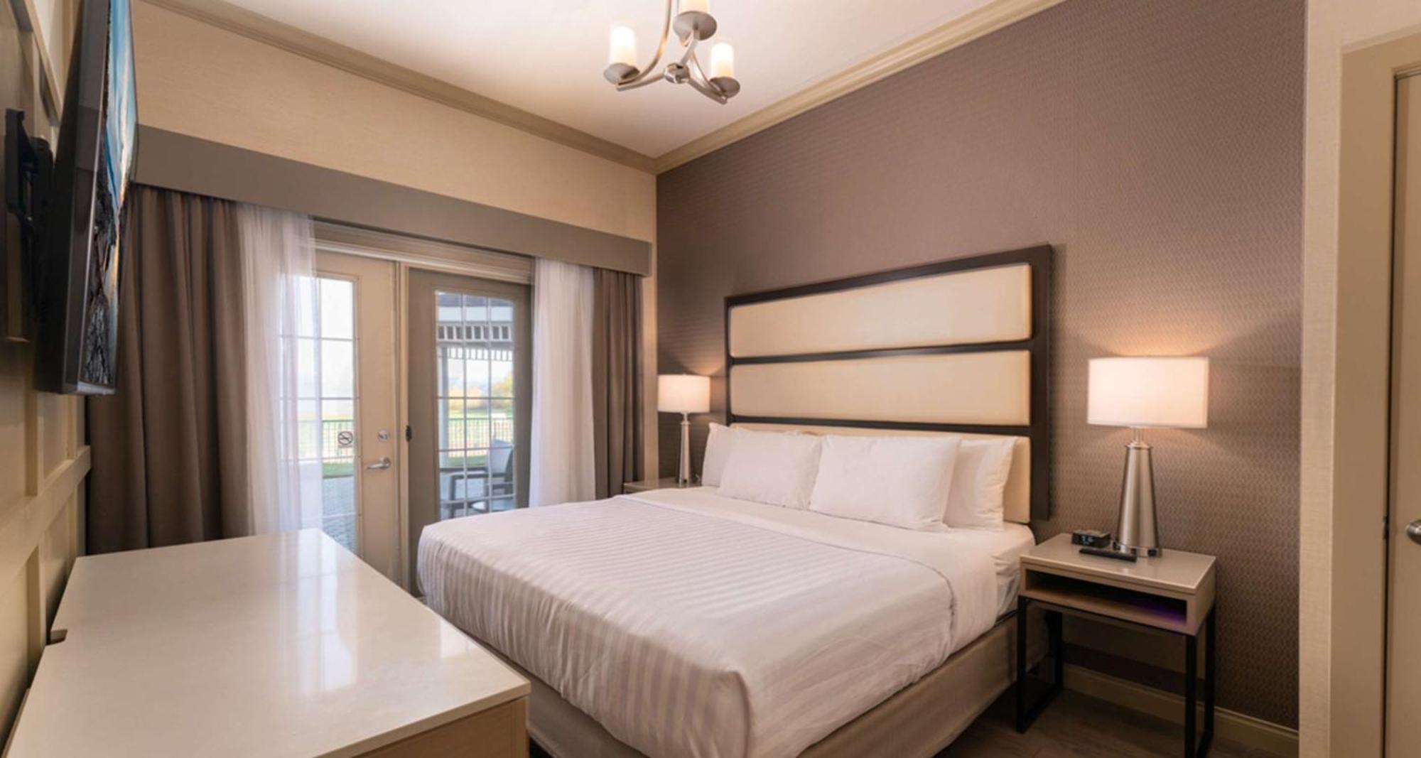 Prestige Harbourfront Resort, Worldhotels Luxury Salmon Arm Exterior photo