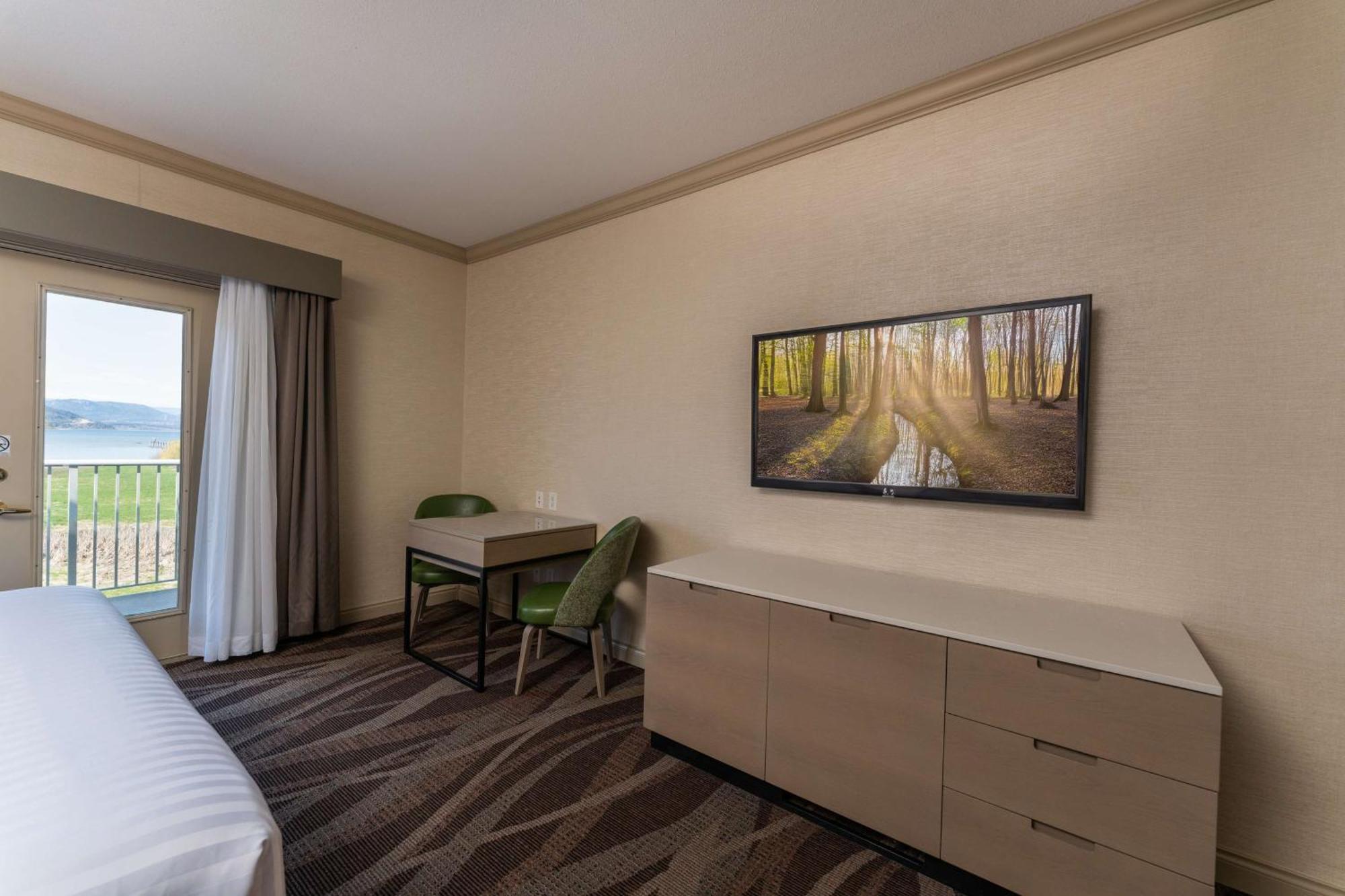 Prestige Harbourfront Resort, Worldhotels Luxury Salmon Arm Exterior photo