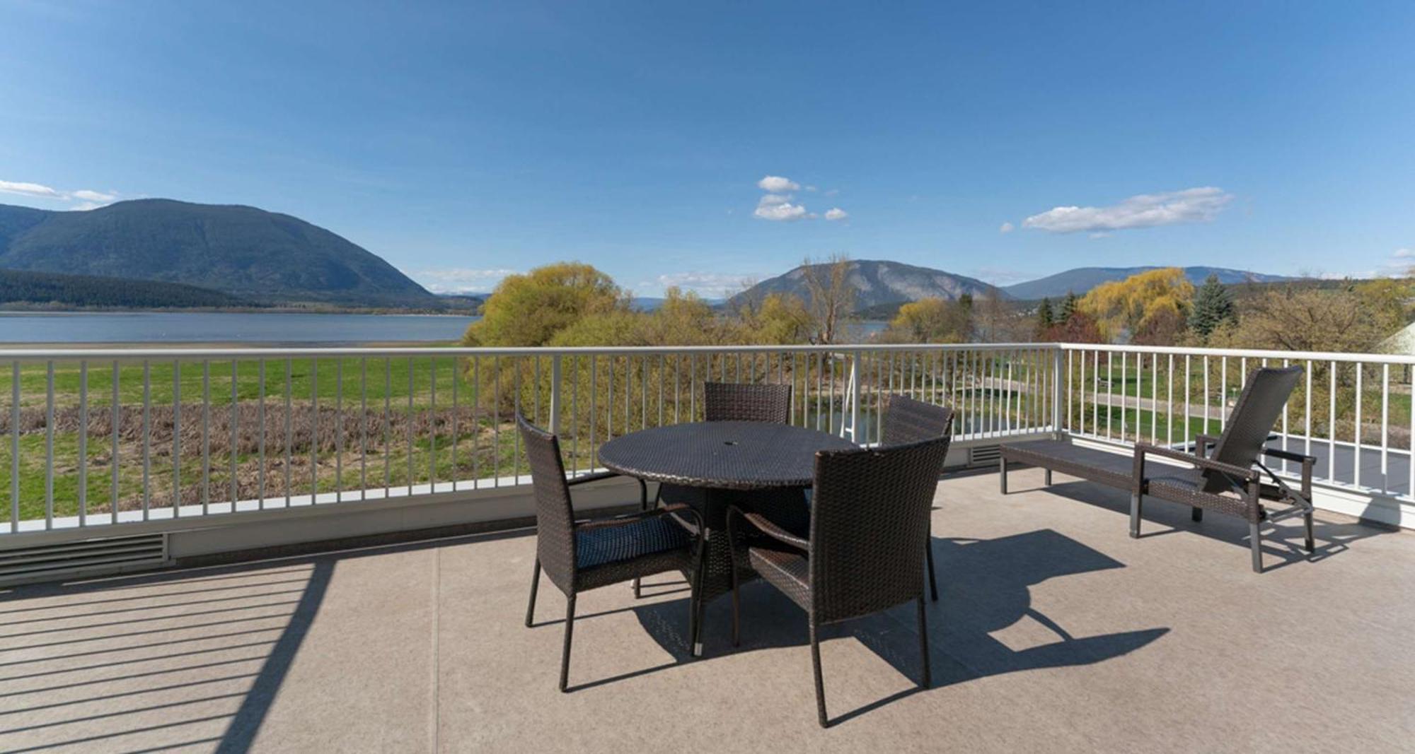 Prestige Harbourfront Resort, Worldhotels Luxury Salmon Arm Exterior photo