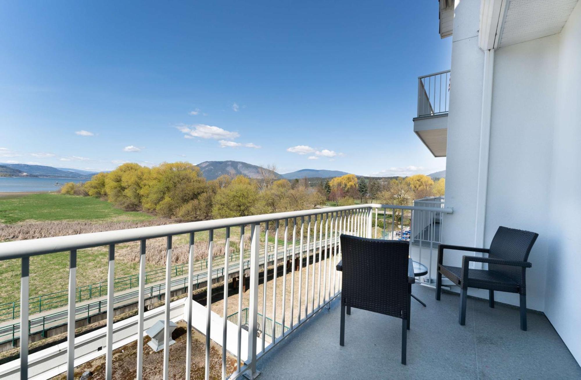 Prestige Harbourfront Resort, Worldhotels Luxury Salmon Arm Exterior photo