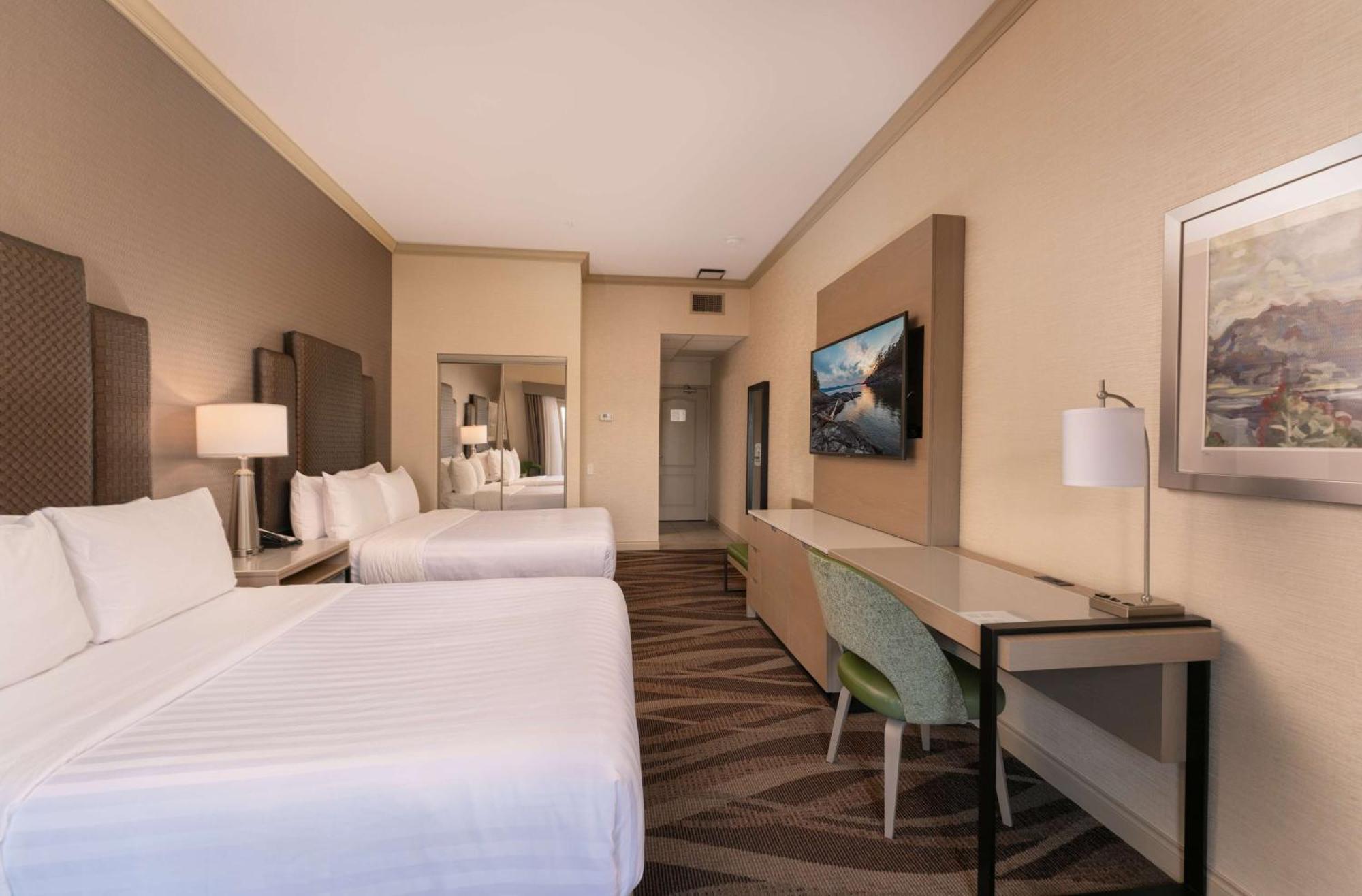 Prestige Harbourfront Resort, Worldhotels Luxury Salmon Arm Exterior photo