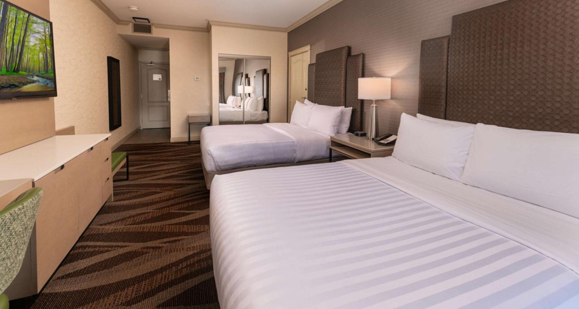 Prestige Harbourfront Resort, Worldhotels Luxury Salmon Arm Exterior photo