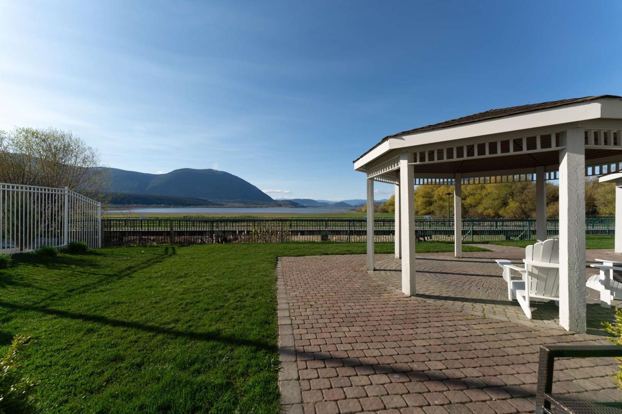 Prestige Harbourfront Resort, Worldhotels Luxury Salmon Arm Exterior photo